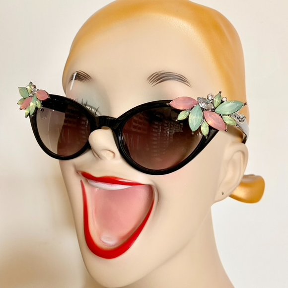 Retro Rhinestone hand embellished sunglasses Jet with pastel rhinestone wings - Picture 4 of 4